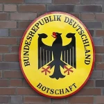 تابلوی نصب شده برروی دیوار سفارت آلمان در تهران