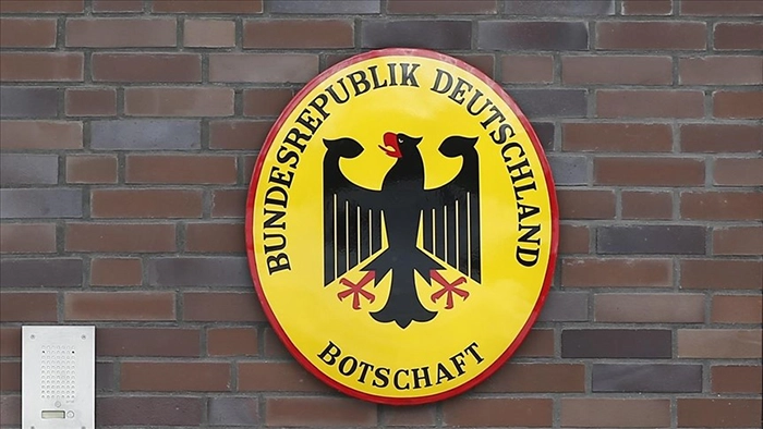 تابلوی نصب شده برروی دیوار سفارت آلمان در تهران