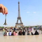 مردم فرانسه در کنار برج ایفل