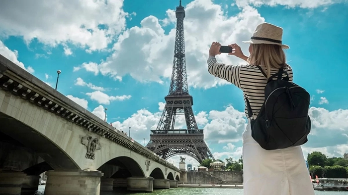 عکس گرفتن از برج ایفل 