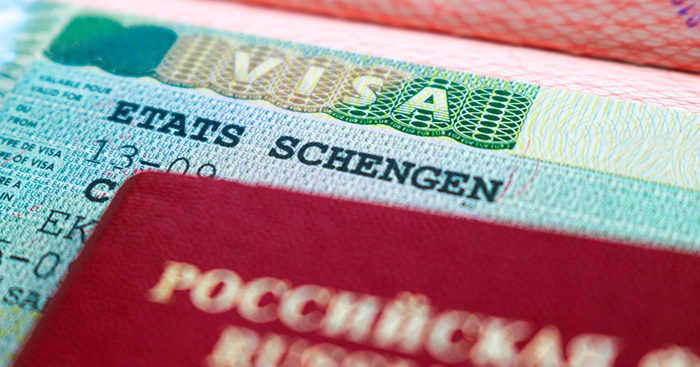 ویزای شینگن در کنار پاسپورت
