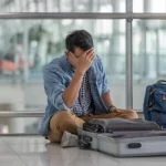 فردی که در فرودگاه متوجه گم شدن پاسپورت خود شده است