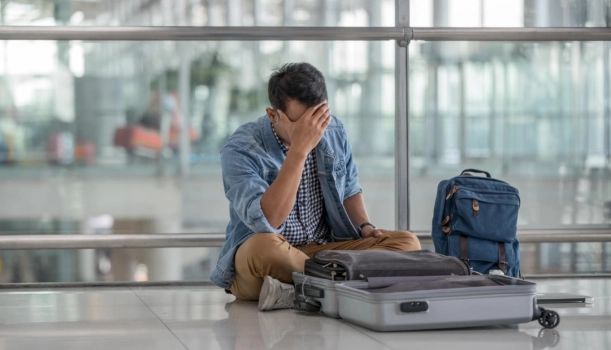 فردی که در فرودگاه متوجه گم شدن پاسپورت خود شده است