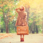 یک زن اماده سفر در فصل پاییز