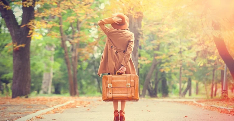 یک زن اماده سفر در فصل پاییز