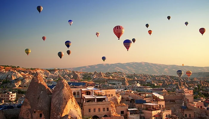 تعداد زیادی بالن در آسمان استانبول